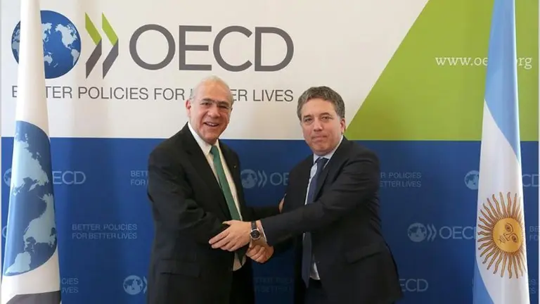 Nicolás Dujovne junto a Juan Angel Gurría, titular de la OCDE.