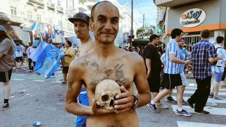 Video: hincha de Racing llevó el cráneo de su abuelo a los festejos por el campeonato