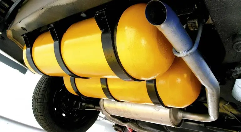 Salta: fue a cargar gas y una explosión en su auto hizo volar cocaína por el aire