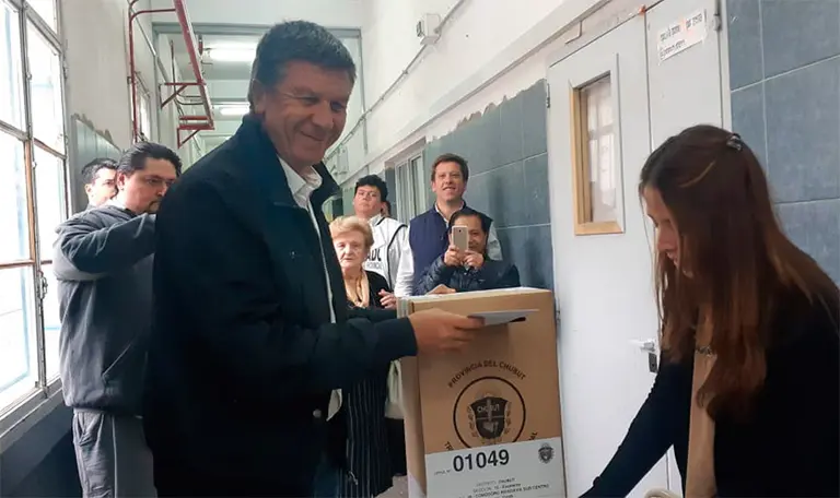 Finalmente, el peronismo chubutense superaba por escaso margen al partido de Arcioni