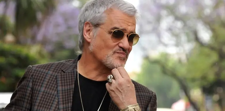 Roberto Pettinato toca el saxo a la gorra en el Central Park de Nueva York