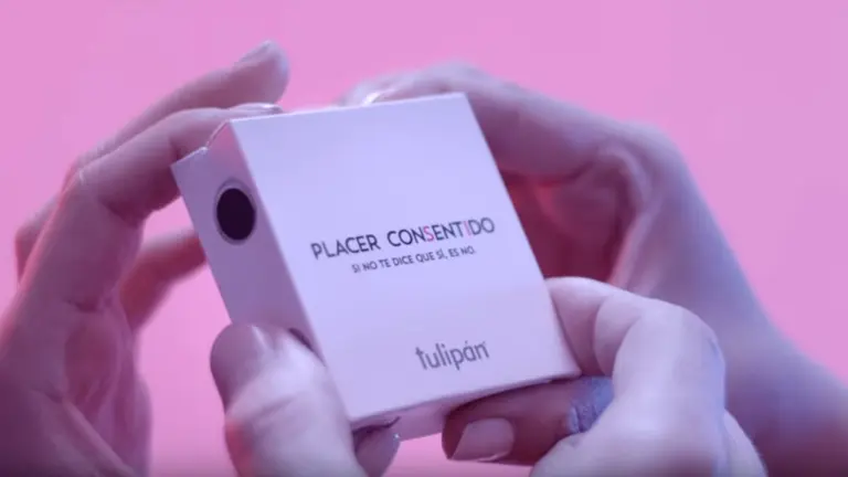 Lanzan un nuevo preservativo: se necesitan cuatro manos para abrir el paquete