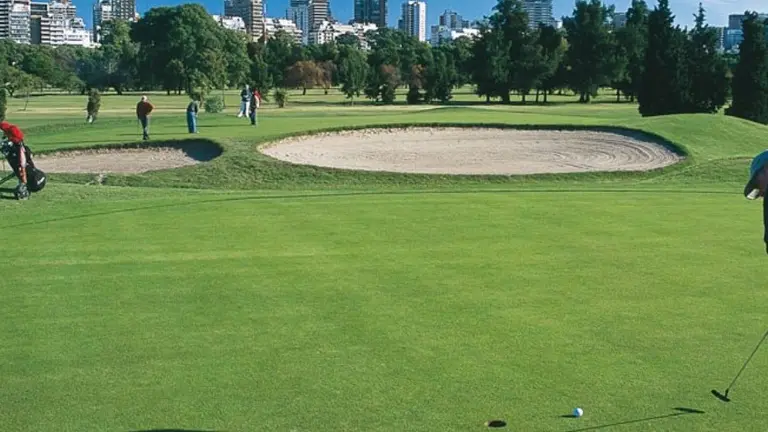 Planean reducir a la mitad el campo de golf público en Palermo