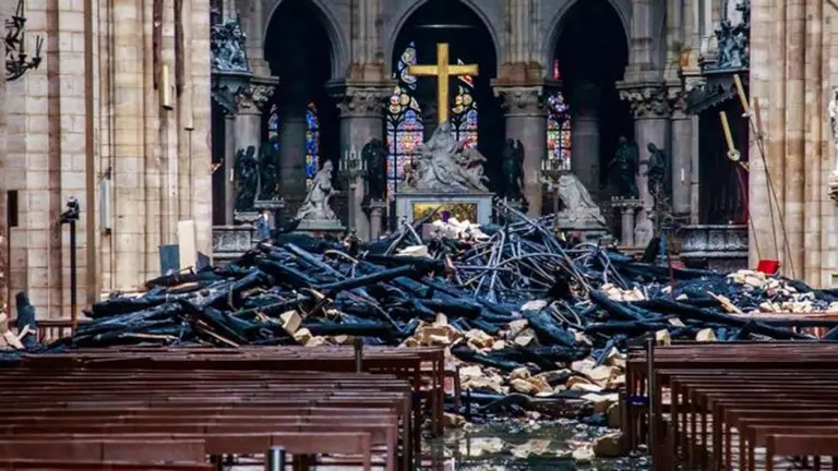 Incendio en Notre Dame: impactantes imágenes de los destrozos en el interior de la catedral