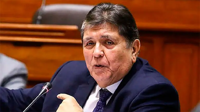 Video: las últimas imágenes de Alan García, que lo muestran con un arma en la mano
