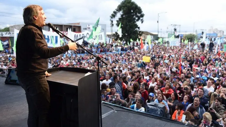 Máximo Kirchner, en campaña: pidió congelar las tarifas hasta 2021 y bromeó con su gusto por la "Play"