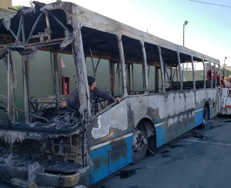 Incendiaron cuatro colectivos en la previa del paro nacional