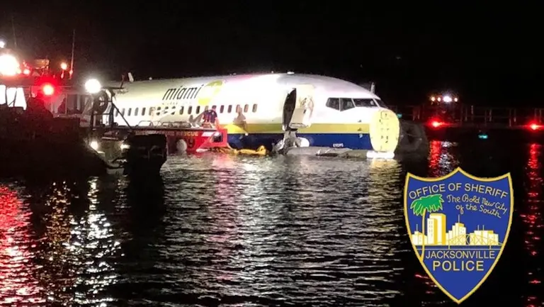 EE.UU.: Un avión con 136 pasajeros se sale de la pista y acaba en un río en Florida