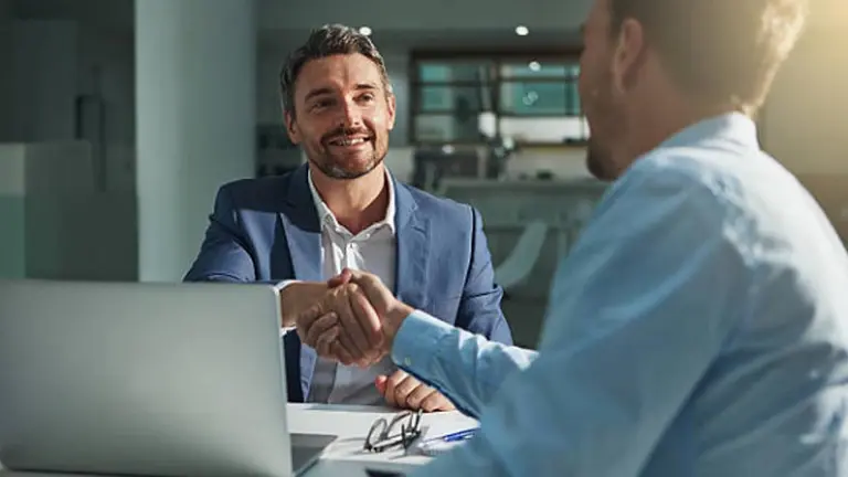 La crucial diferencia entre el empleado contento y el trabajador comprometido