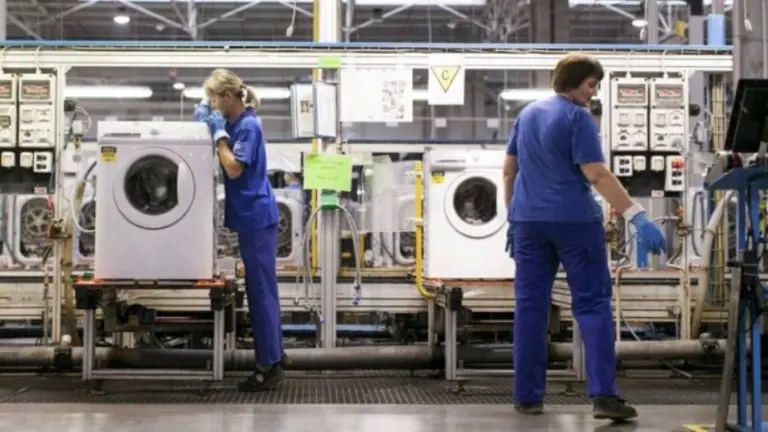 Crece la tensión en la planta de Electrolux: la empresa no retrocede con los despidos