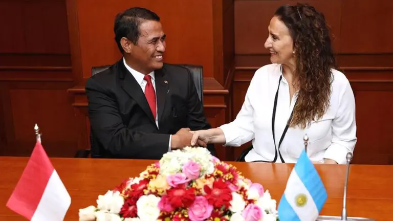 Gabriel Michetti junto a Andi Amran Sulaiman, ministro de Agricultura de Indonesia.