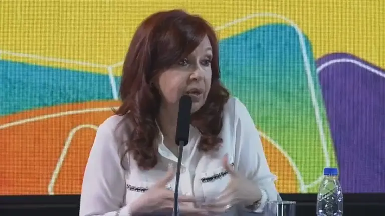 Cristina Kirchner protestó en Twitter antes del juicio oral: "Jamás debí haber sido citada"