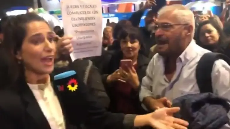Videos: el incómodo momento que le hicieron vivir militantes K a una periodista de TN