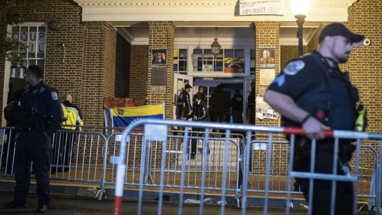 EE.UU. desalojó la embajada venezolana en Washington y el chavismo anunció represalias