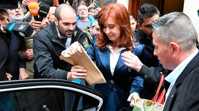 En el juicio, Cristina se dedicó a leer un libro sobre la fuga de presas