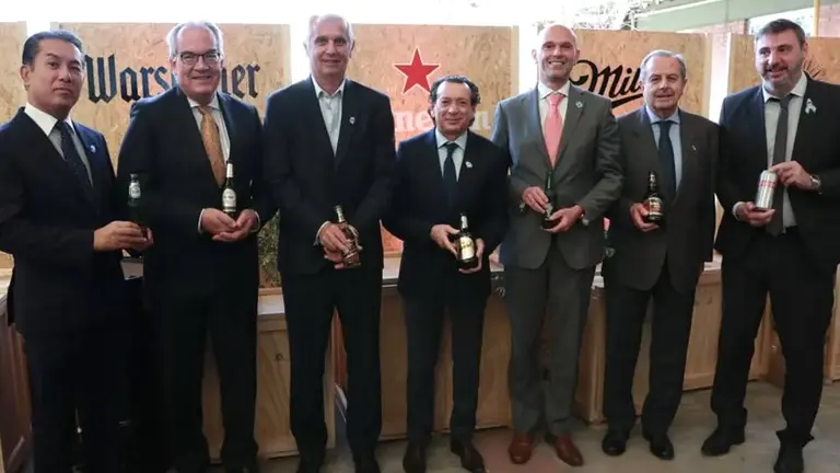 Directivos de la cervecera junto al ministro Dante Sica.