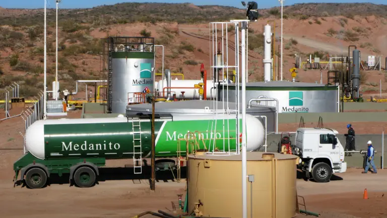 Petrolera local busca evitar el default con la venta de activos y una renegociación de su deuda