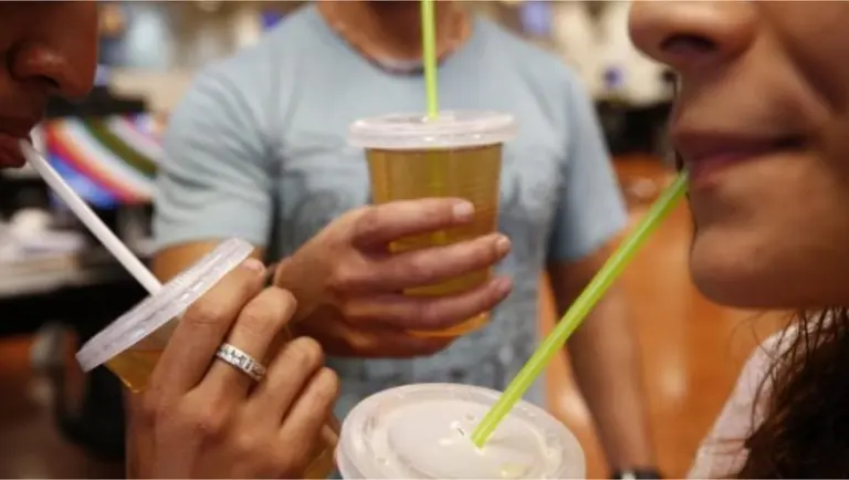 Sin "pajitas": por qué prohibieron el uso de sorbetes en la Ciudad