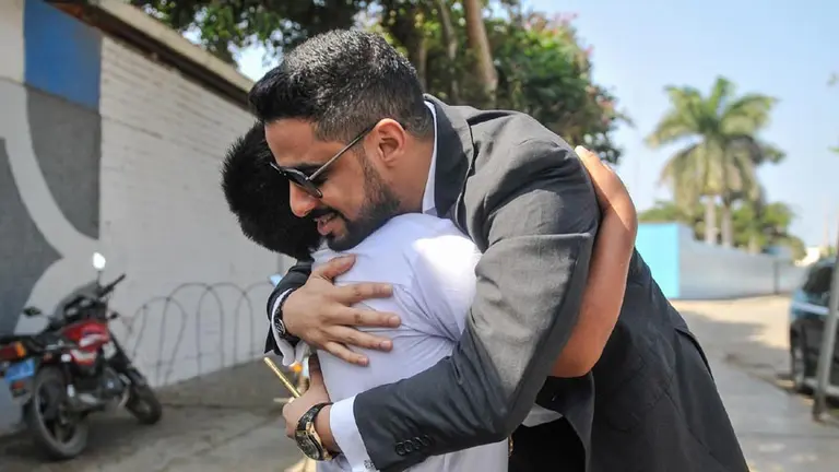 Perú: hacía la tarea en la calle y un empresario árabe le regalará una casa y ayudará a su escuela