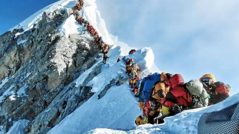 Hay tantos escaladores en el Everest que ya son ocho los muertos en una semana