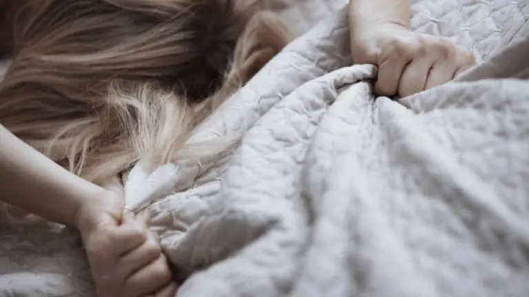 "Me siento más atraída por mí misma que por cualquier otra persona": qué es y qué implica ser autosexual