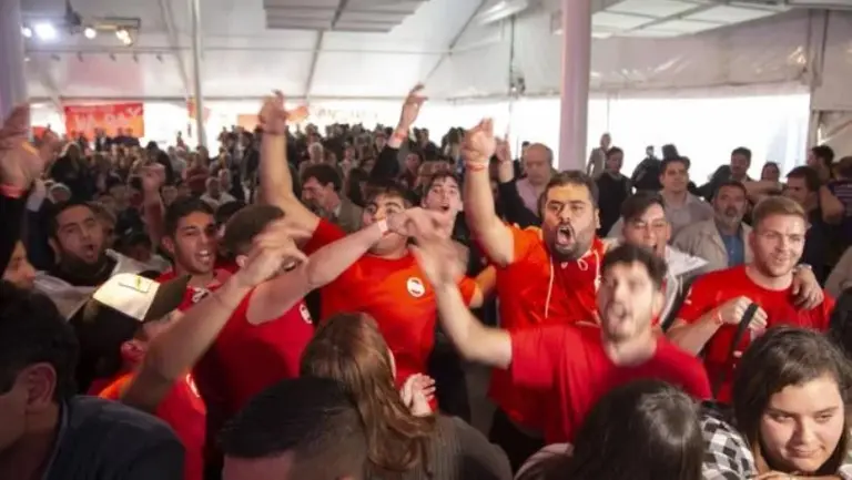 Militantes radicales cantaron contra Mauricio Macri en la convención del partido