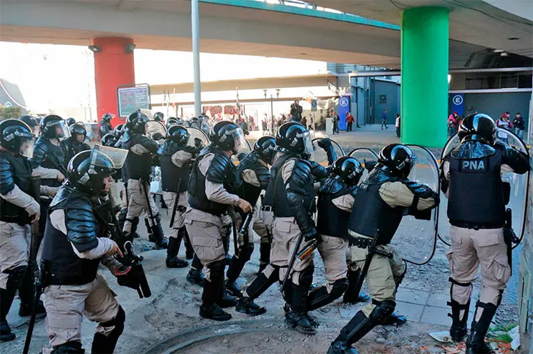 Paro general: incidentes en el Puente Pueyrredón entre manifestantes y Prefectura