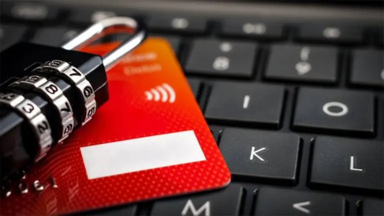 Cómo prevenir que te clonen la tarjeta bancaria y roben tus datos
