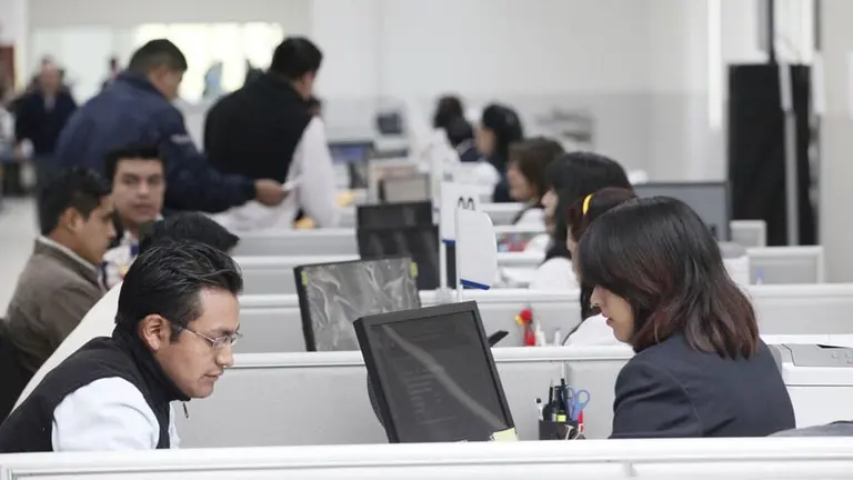 ¿Cuántos empleados públicos hay en Argentina?