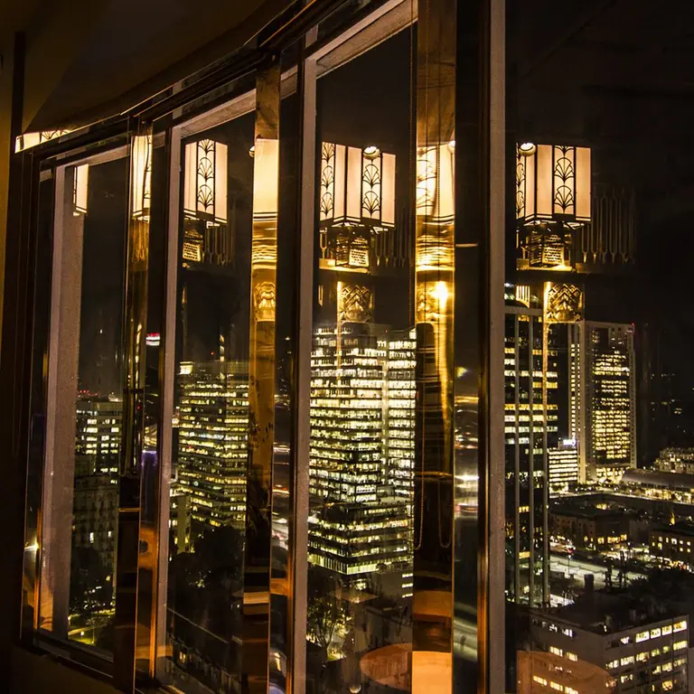 Convierten el emblemático edificio Comega de la avenida Corrientes en un "mirador gastronómico"