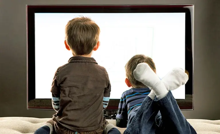 ¿Tus hijos juegan con tu celular?: conocé qué riesgos implica y cómo prevenirlos