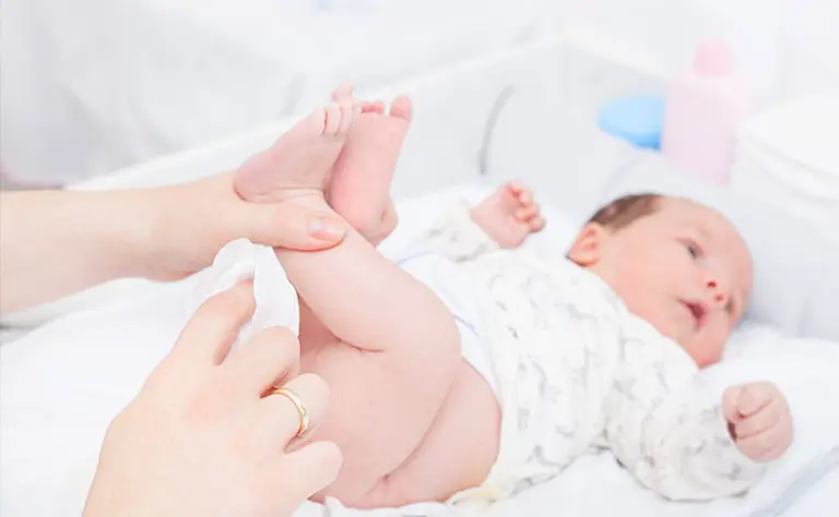 ANMAT prohibió unas toallitas húmedas para bebes y una marca de productos médicos