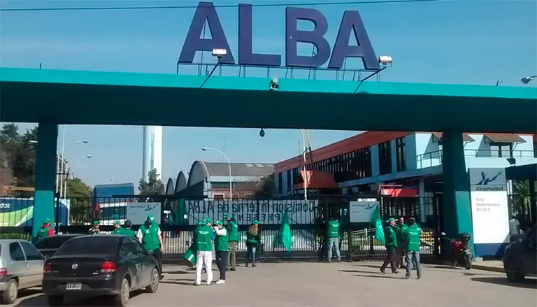 Trabajadores despedidos de la fábrica de pinturas Alba piden su reincorporación