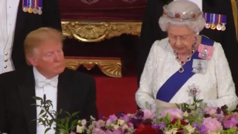 Video: Trump se quedó dormido durante el discurso de bienvenida de la reina Isabel II