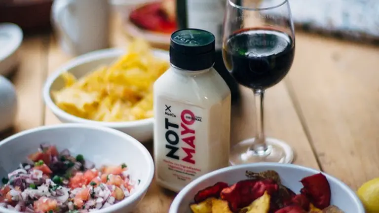 Primicia: el lunes llega a Argentina la mayonesa con inteligencia artificial preferida del dueño de Amazon