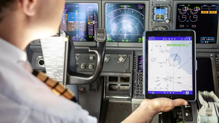 Aerolíneas Argentinas entrega 900 tabletas a sus pilotos y deja de imprimir medio millón de páginas por mes