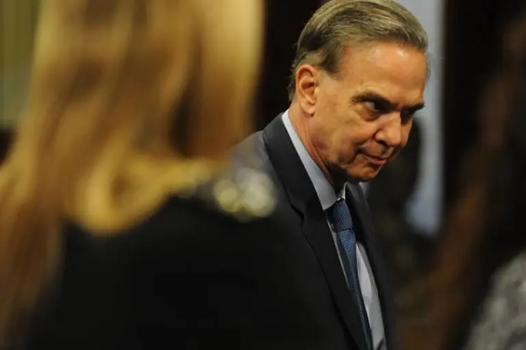 Del Caño lo comparó con Micky Vainilla: qué le contestó Miguel Pichetto al candidato de izquierda