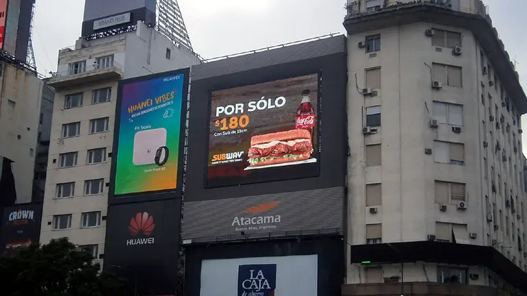 Taggify expande la publicidad programática a la vía pública y espacios bajo techo con carteles "inteligentes"