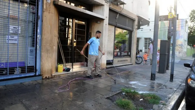 La vereda estaba mojada, se lastimó y el Gobierno porteño deberá pagarle $100.000