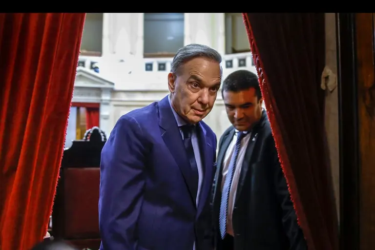 Según Pichetto, "hay que reestructurar los planes sociales para aliviar la carga impositiva"