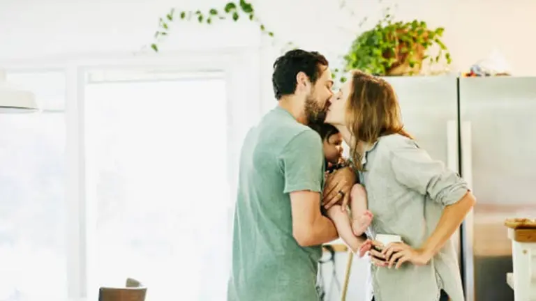 Regalo por el Día del Padre: cada vez más empresas extienden a un mes la licencia por paternidad