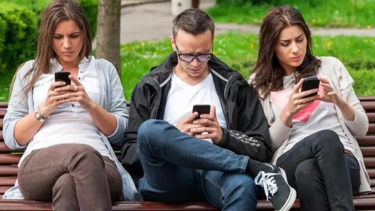 Te contamos las nuevas consecuencias de mirar tanto el celular: saca papada y hace que crezca un cuerno en el cráneo