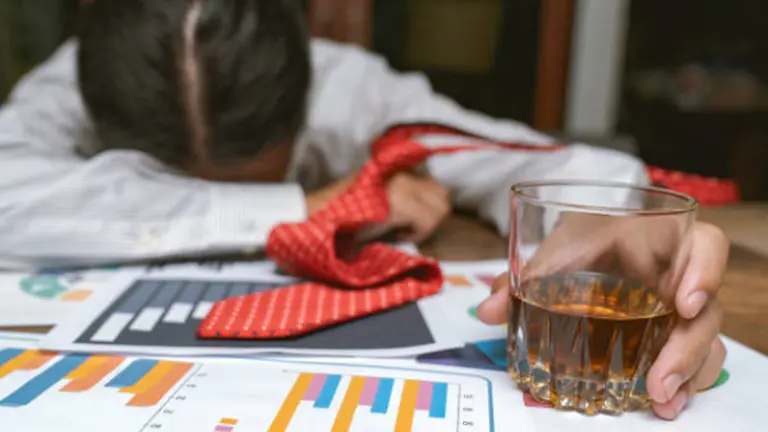 El millonario costo que generan a las empresas los empleados que van a trabajar con resaca