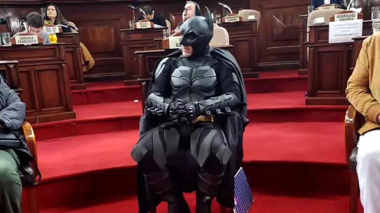 En medio del apagón, declararon ciudadano ilustre al "Batman Solidario" de La Plata