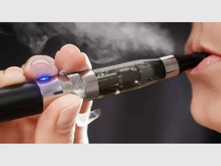 Efecto California: impulsan una ley para prohibir la venta del cigarrillo electrónico en Argentina