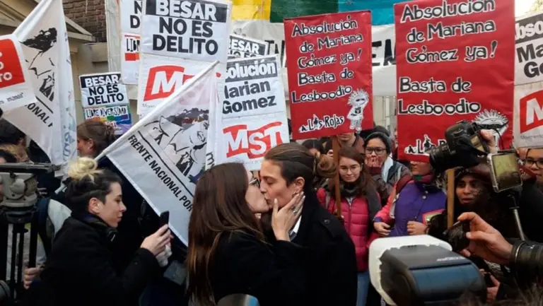 Condenaron a un año de prisión en suspenso a la joven que besó a su novia en la estación Constitución