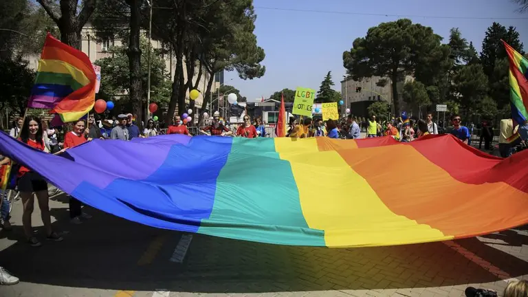 Qué significan los colores de la bandera del Orgullo Gay