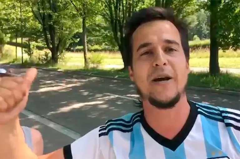 Quiénes son los jóvenes militantes de Unidad Ciudadana que escracharon a Macri en Suiza