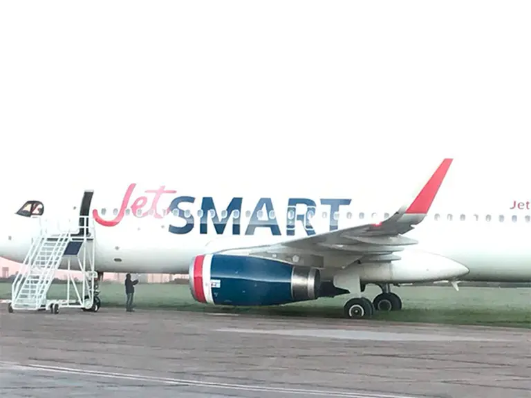 El Palomar: un avión de Jet Smart se salió de la pista y se fue al pasto