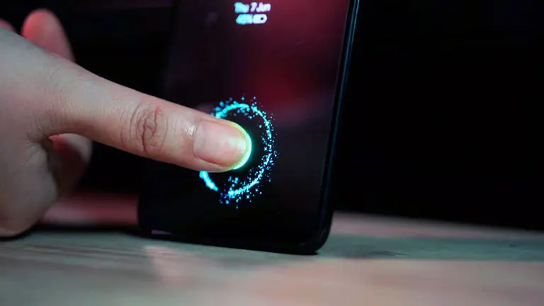 El lector de huella digital en la pantalla llega a los móviles de gama baja